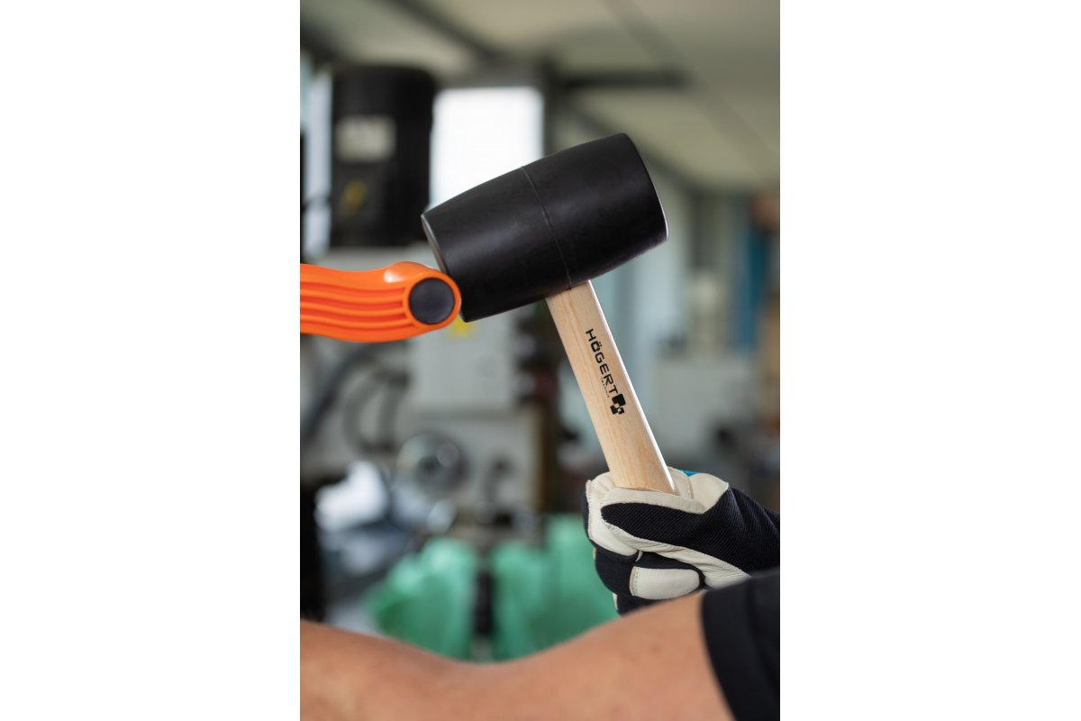 Ciocan de cauciuc, negru, 680 gr. cu mâner din lemn HOGERT