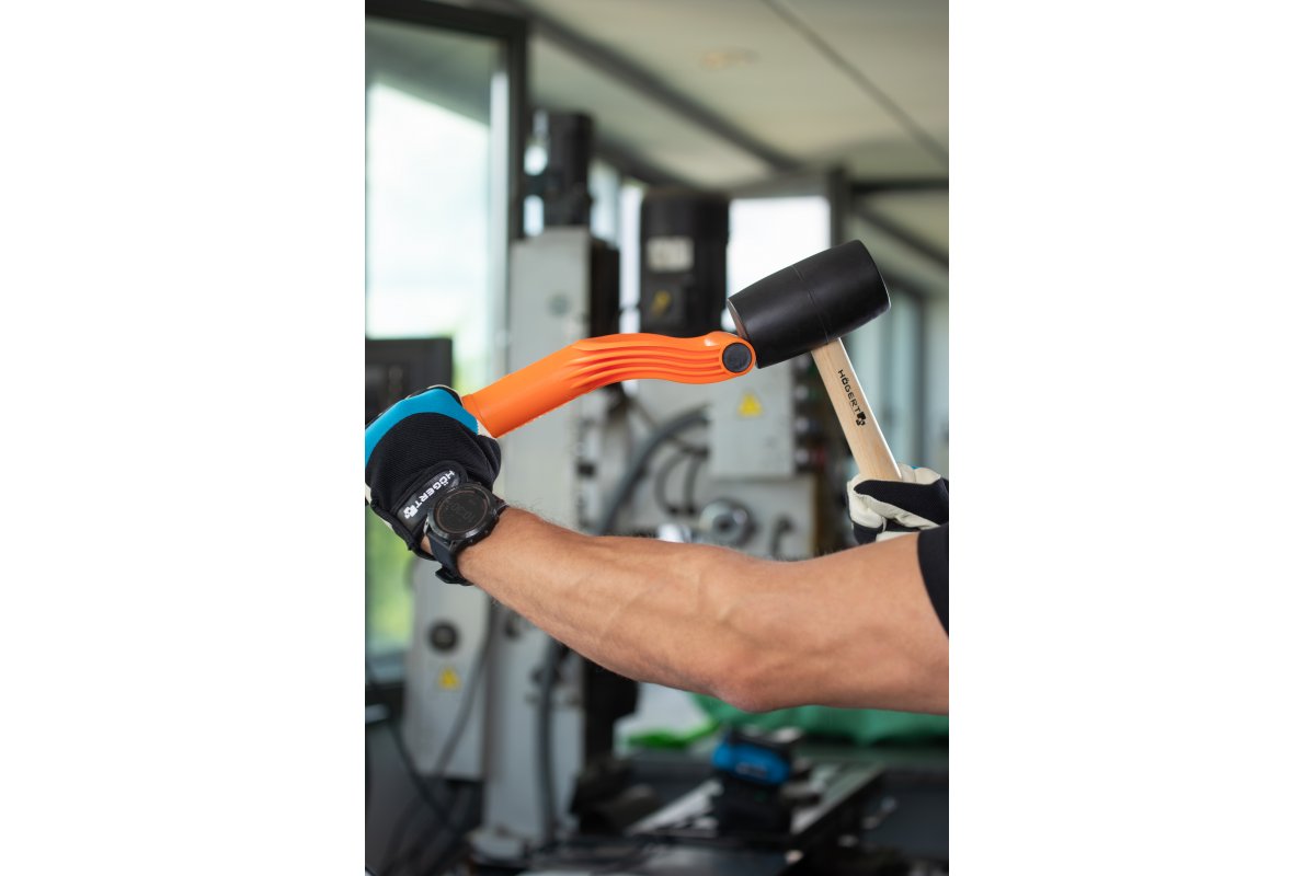 Ciocan de cauciuc, negru, 450 gr. Cu mâner din lemn HOGERT