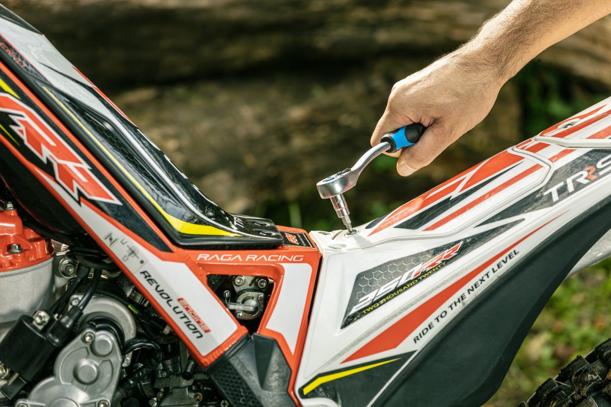 Clichet curbat cu buton 3/8  72 dinti HOGERT