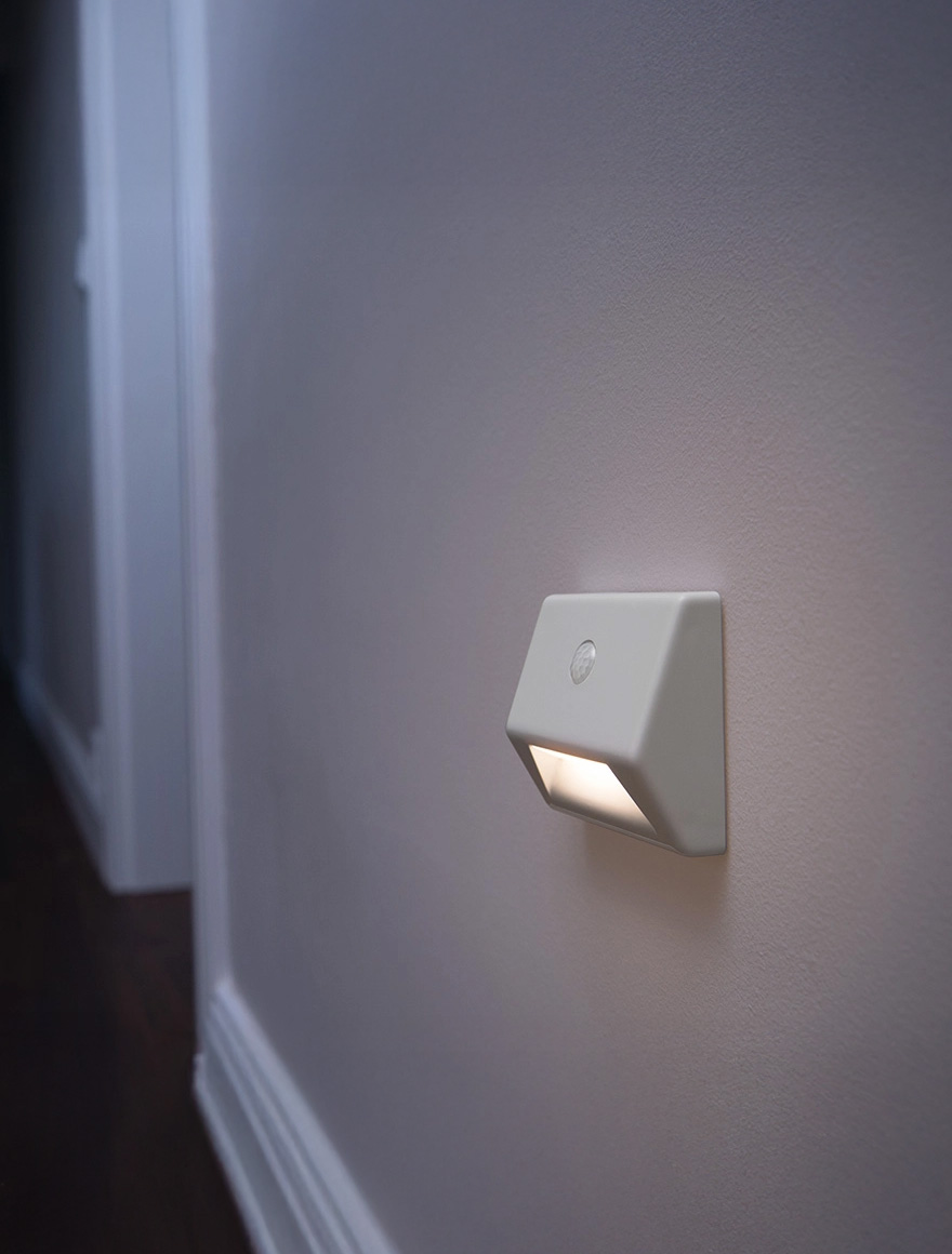 Настенный/лестничный светильник NIGHTLUX STAIR с датчиком движения, 3 батарейки AAA.