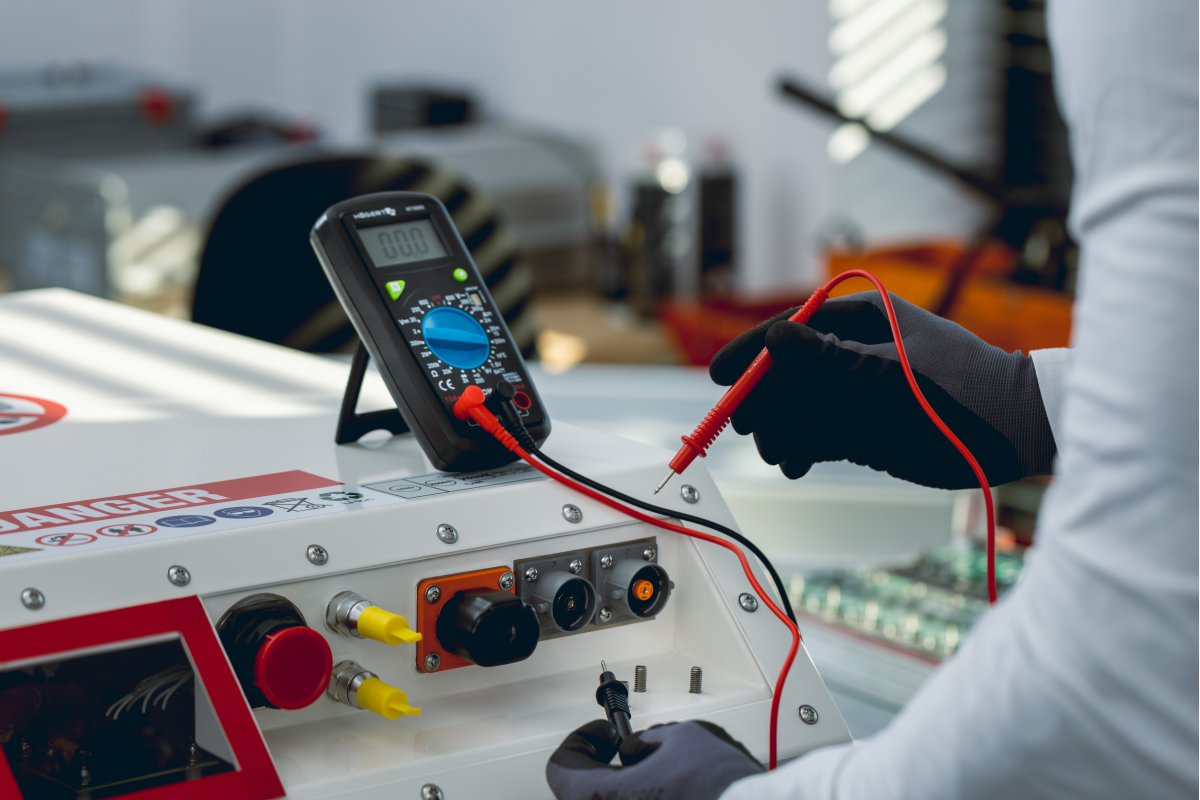 Multimetru digital HOEGERT