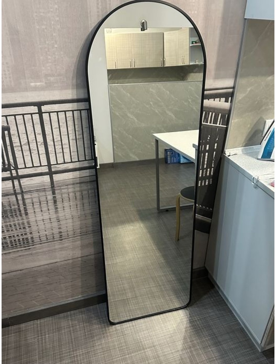 Oglindă pe suport, negru, 165x50 cm.