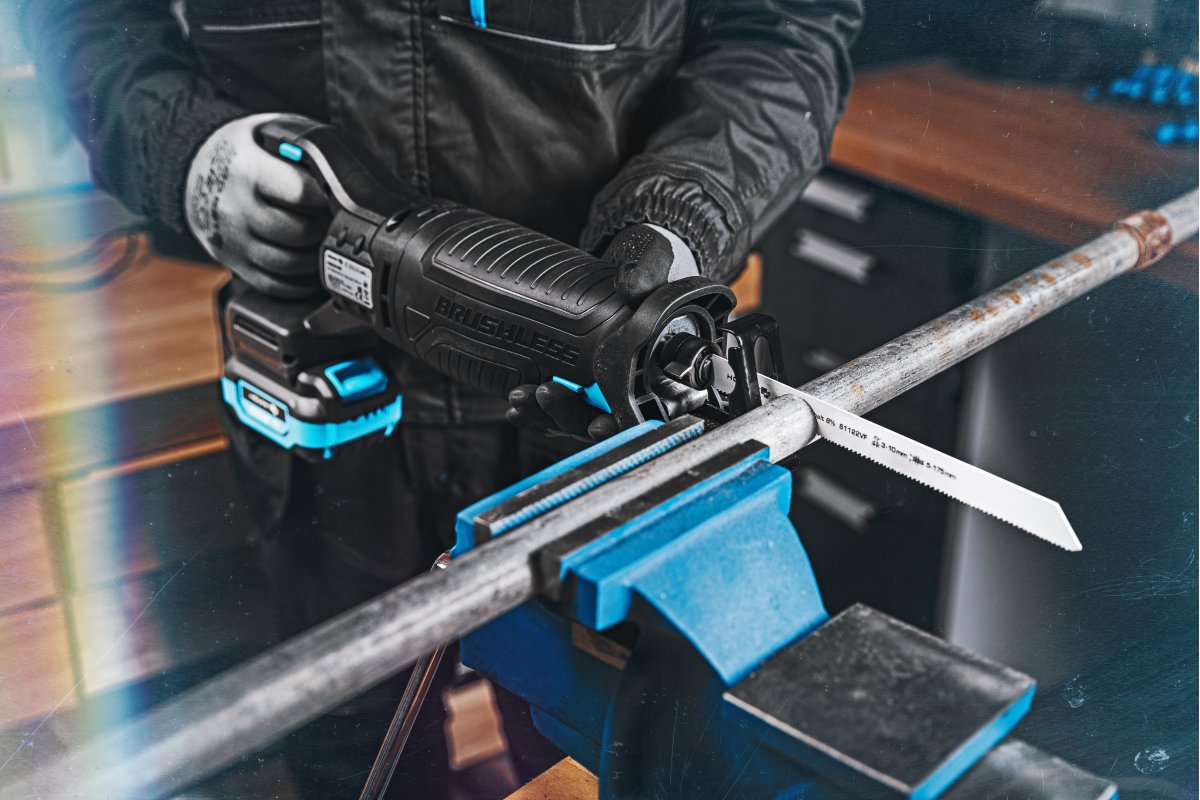 Set fierăstrău sabie 18V + acumulator 4AH + încarcator 4A, HOGERT