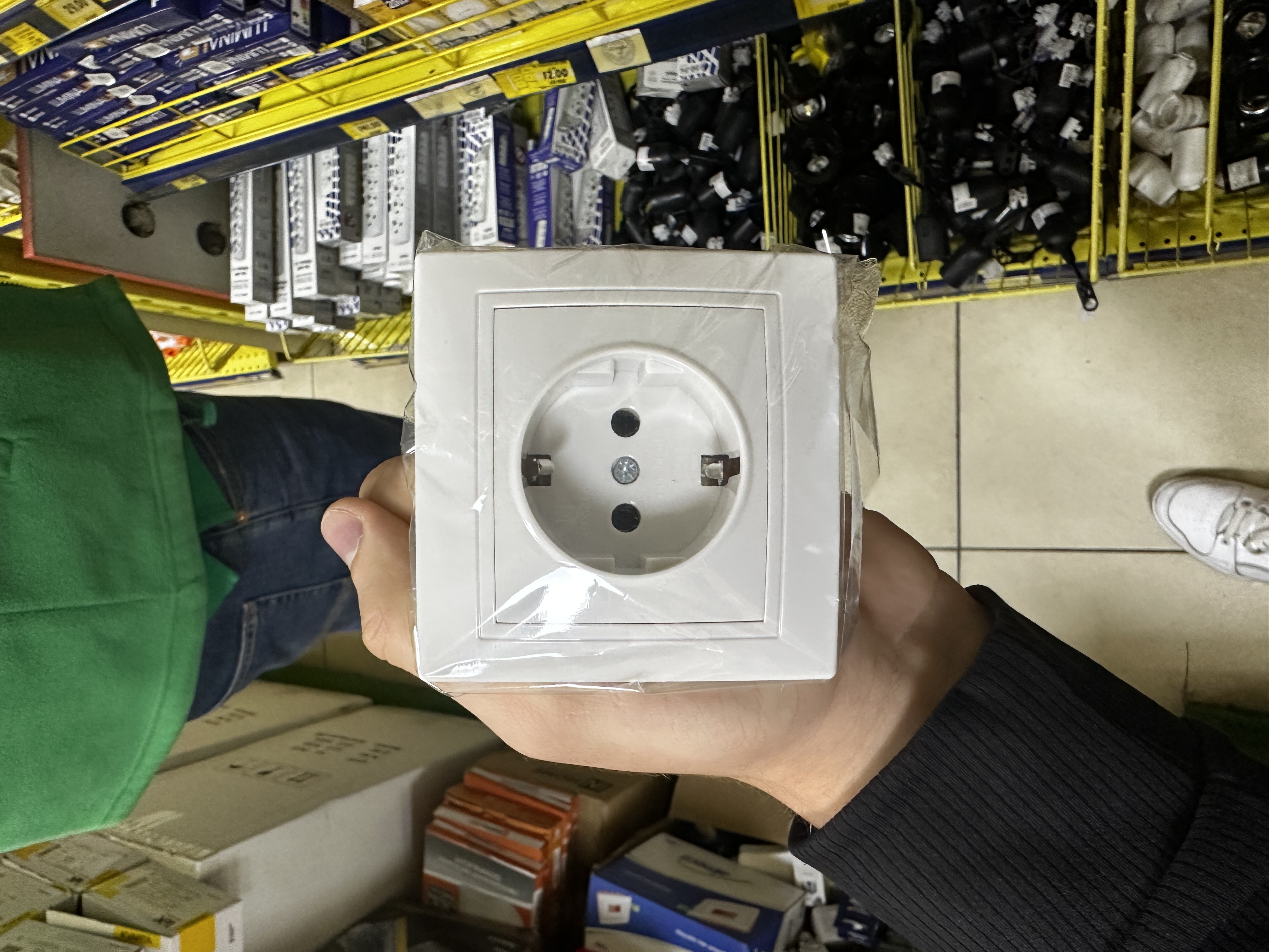 PRIZA  1 loc 16A KVARTA ALB