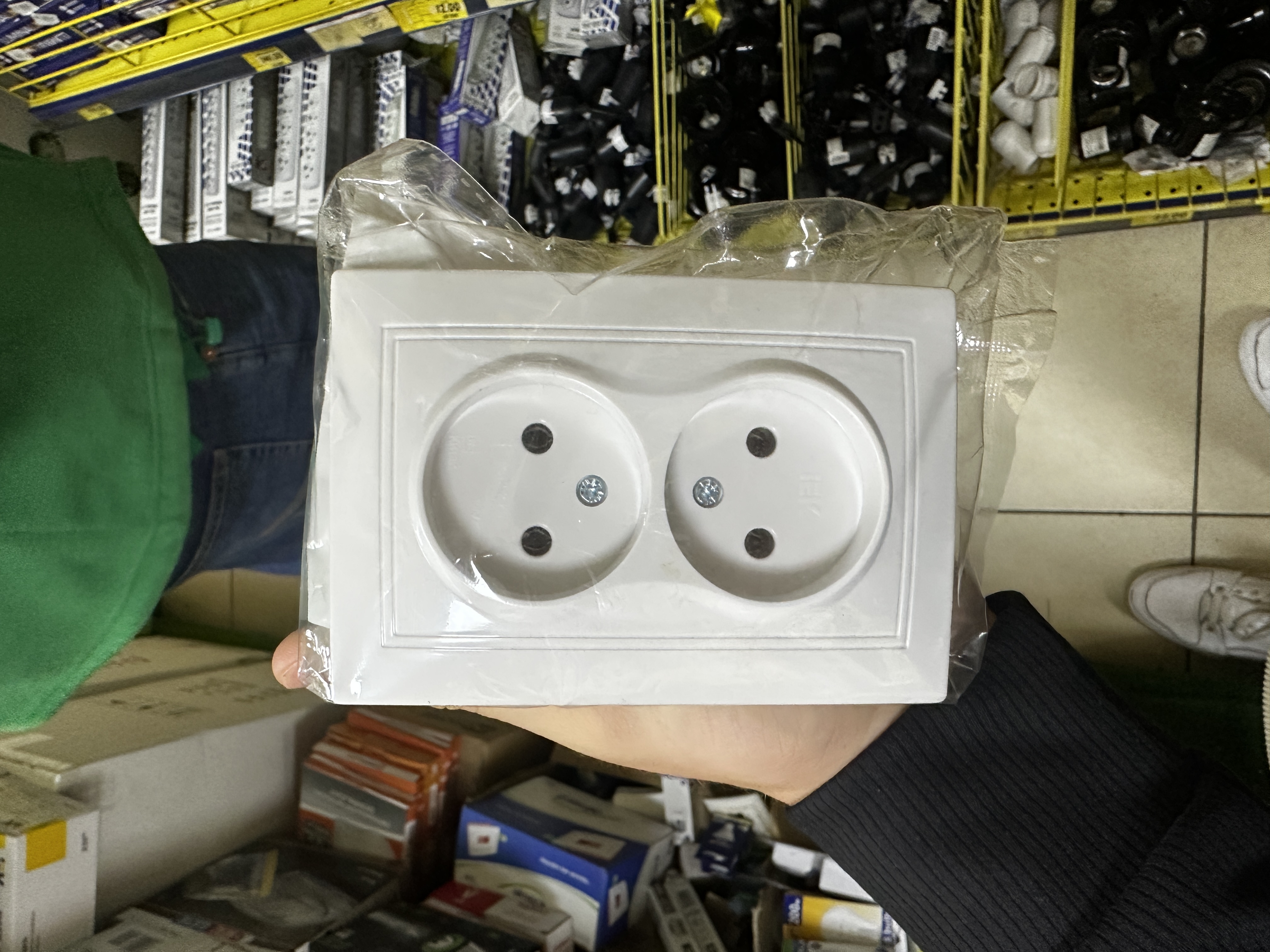 PRIZA  2 loc  10A KVARTA ALB