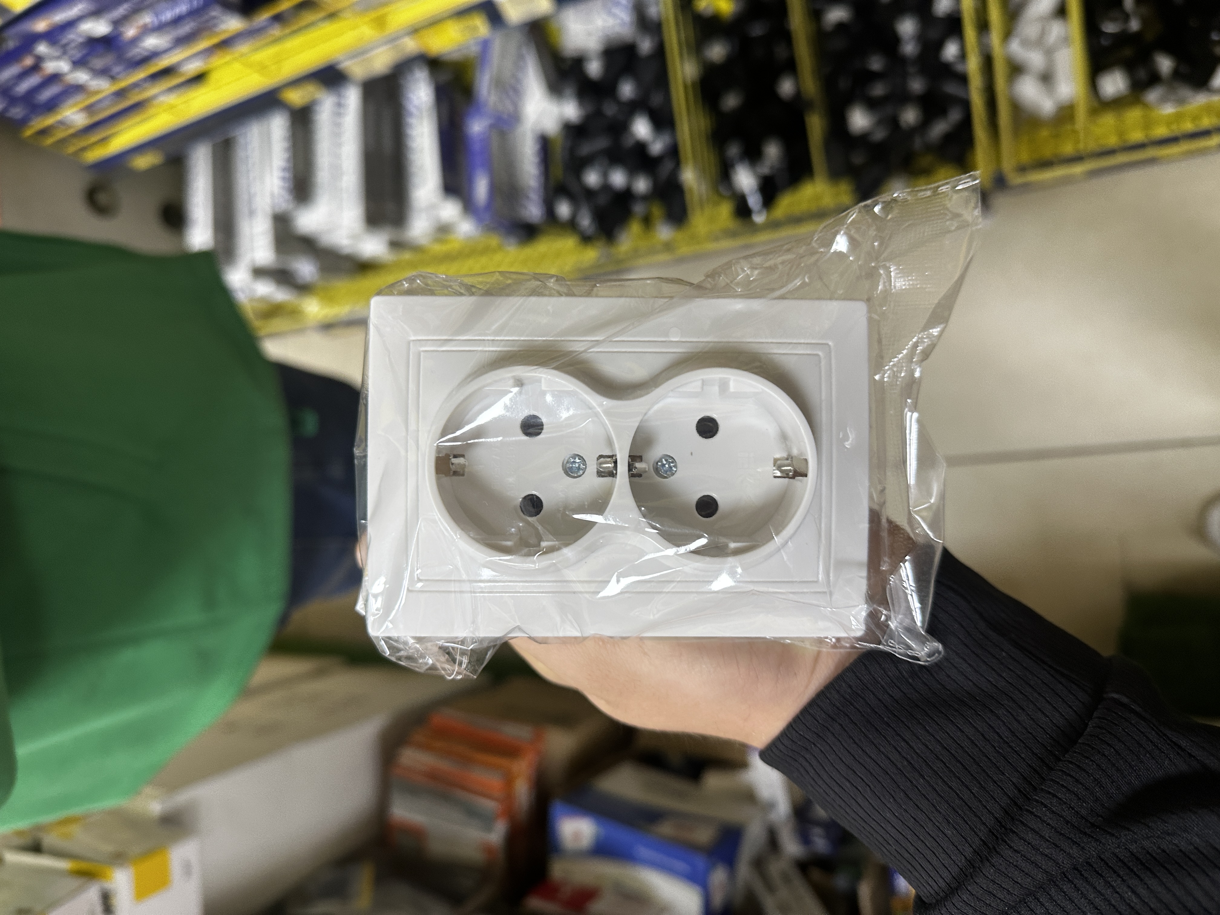 PRIZA  2 loc 16A KVARTA ALB