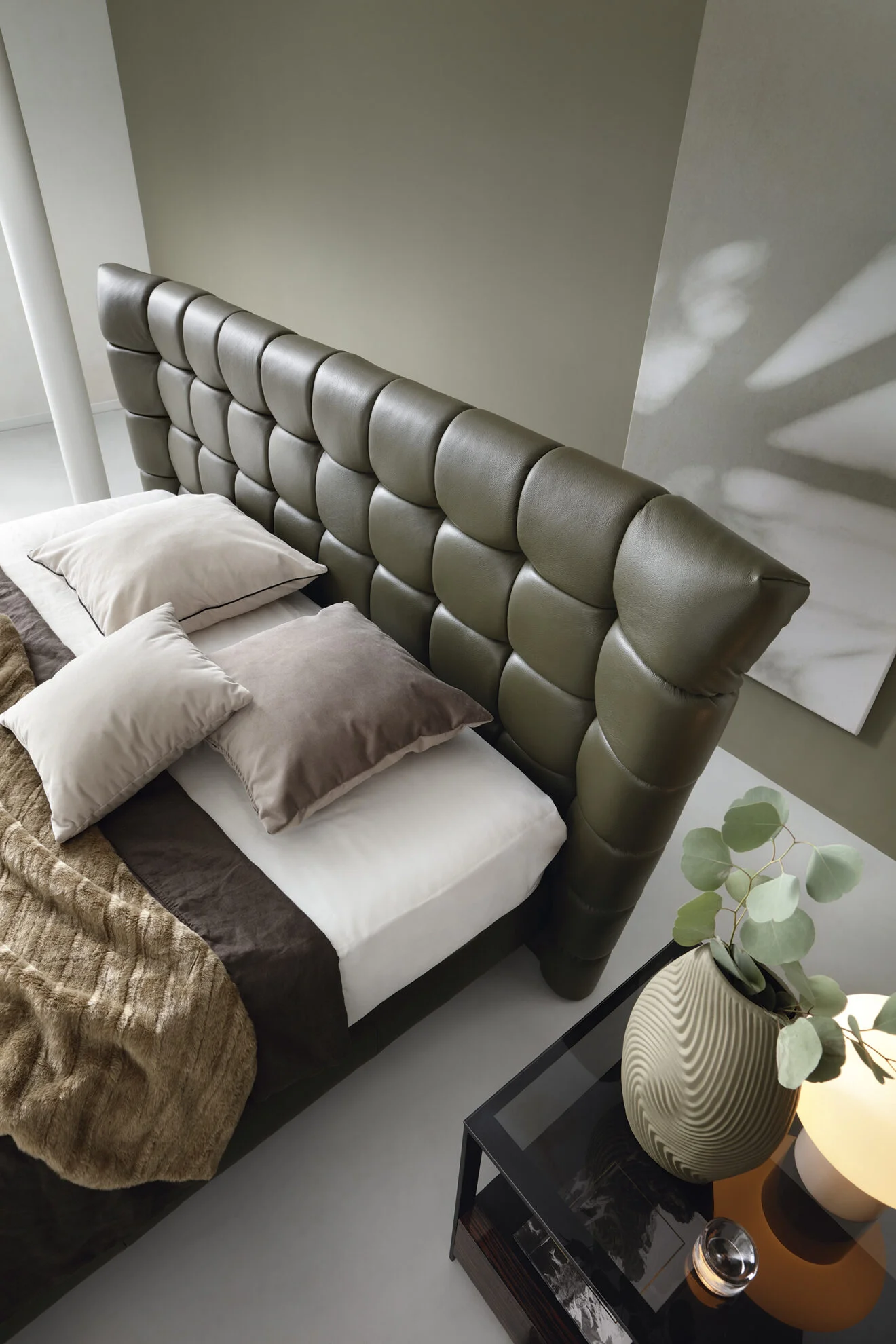 Dormitor INFERNO tapițat cu piele naturală