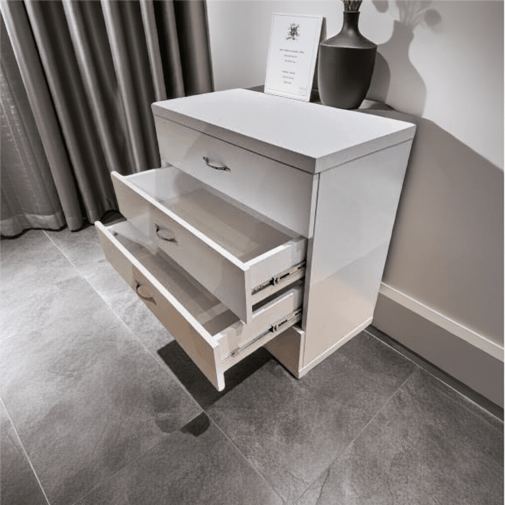 Comodă albă cu 4 sertare