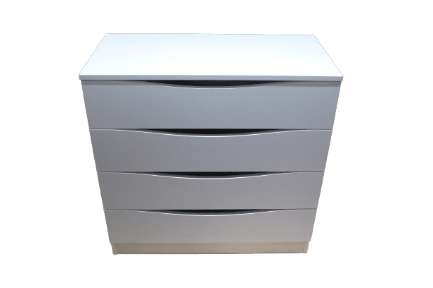 Comodă albă cu mânere frezate tip smile – 4 sertare