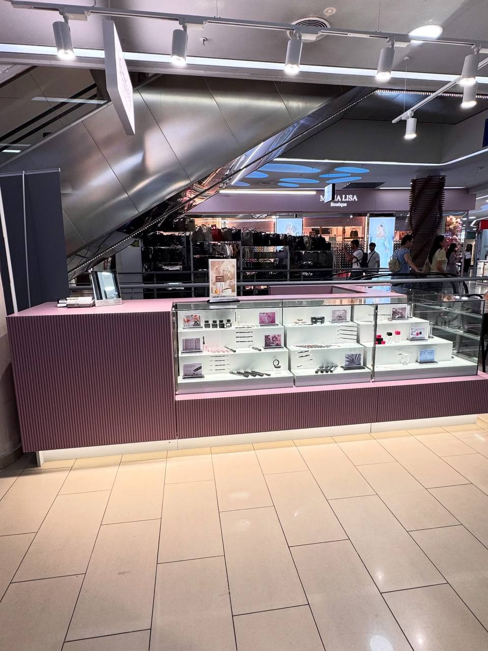 Mobilă pentru butic de cosmetică