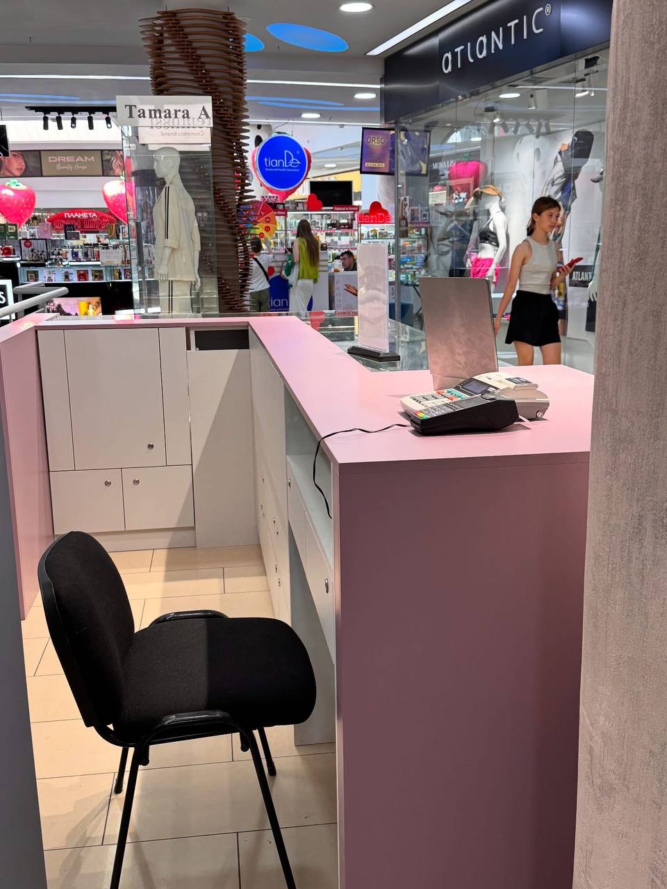 Mobilă pentru butic de cosmetică