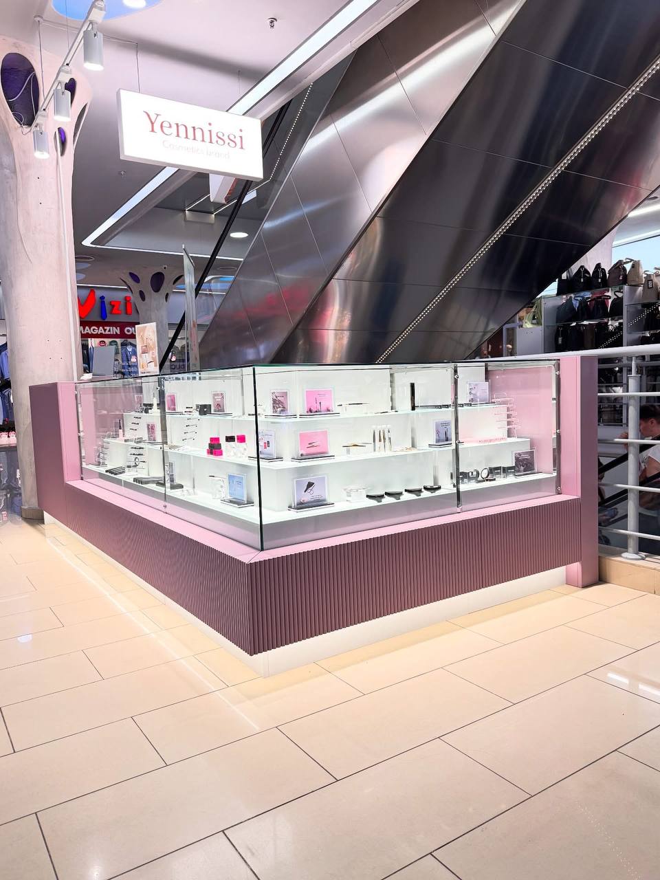 Mobilă pentru butic de cosmetică