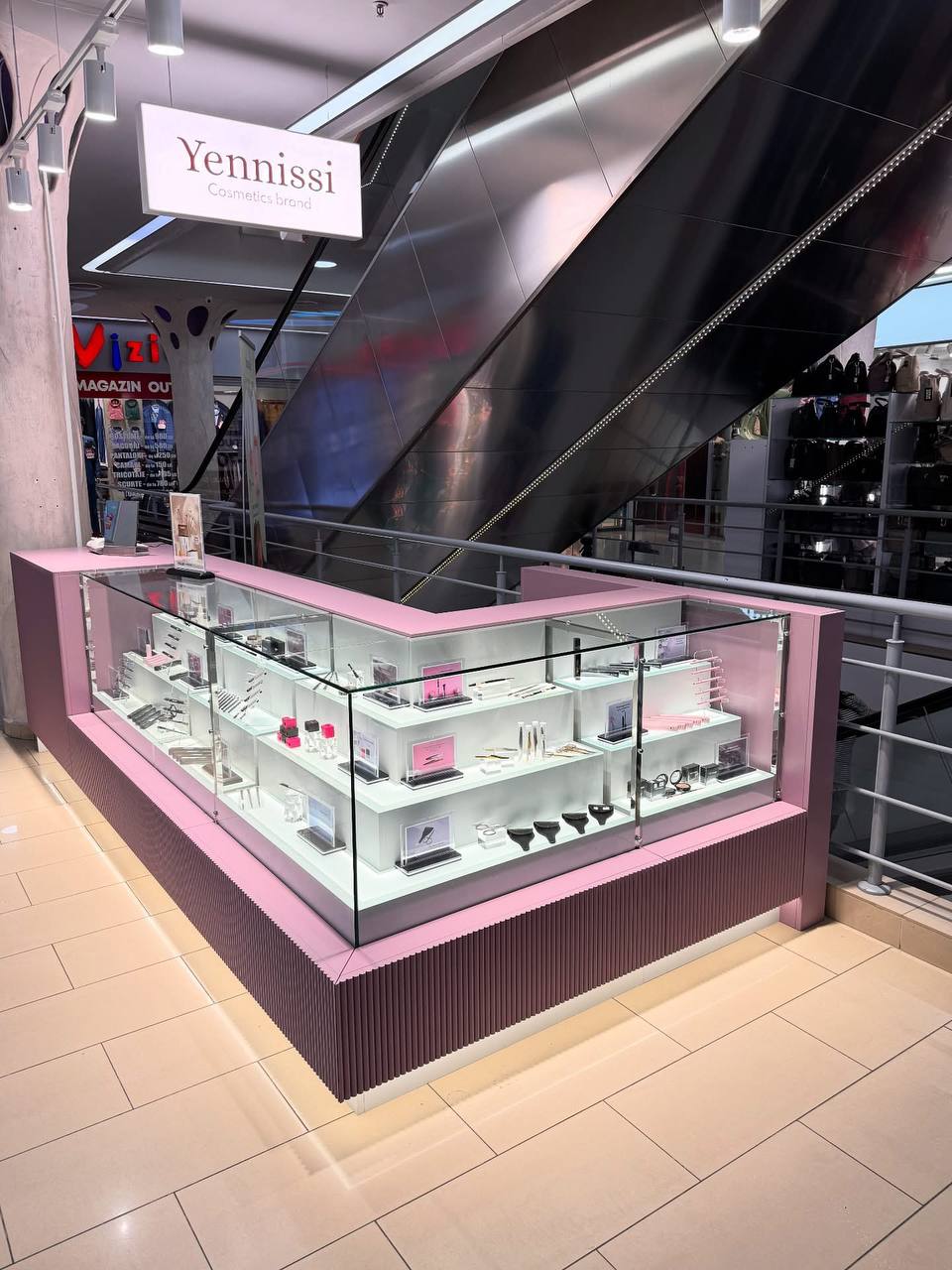 Mobilă pentru butic de cosmetică