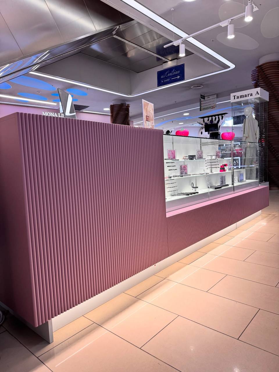 Mobilă pentru butic de cosmetică