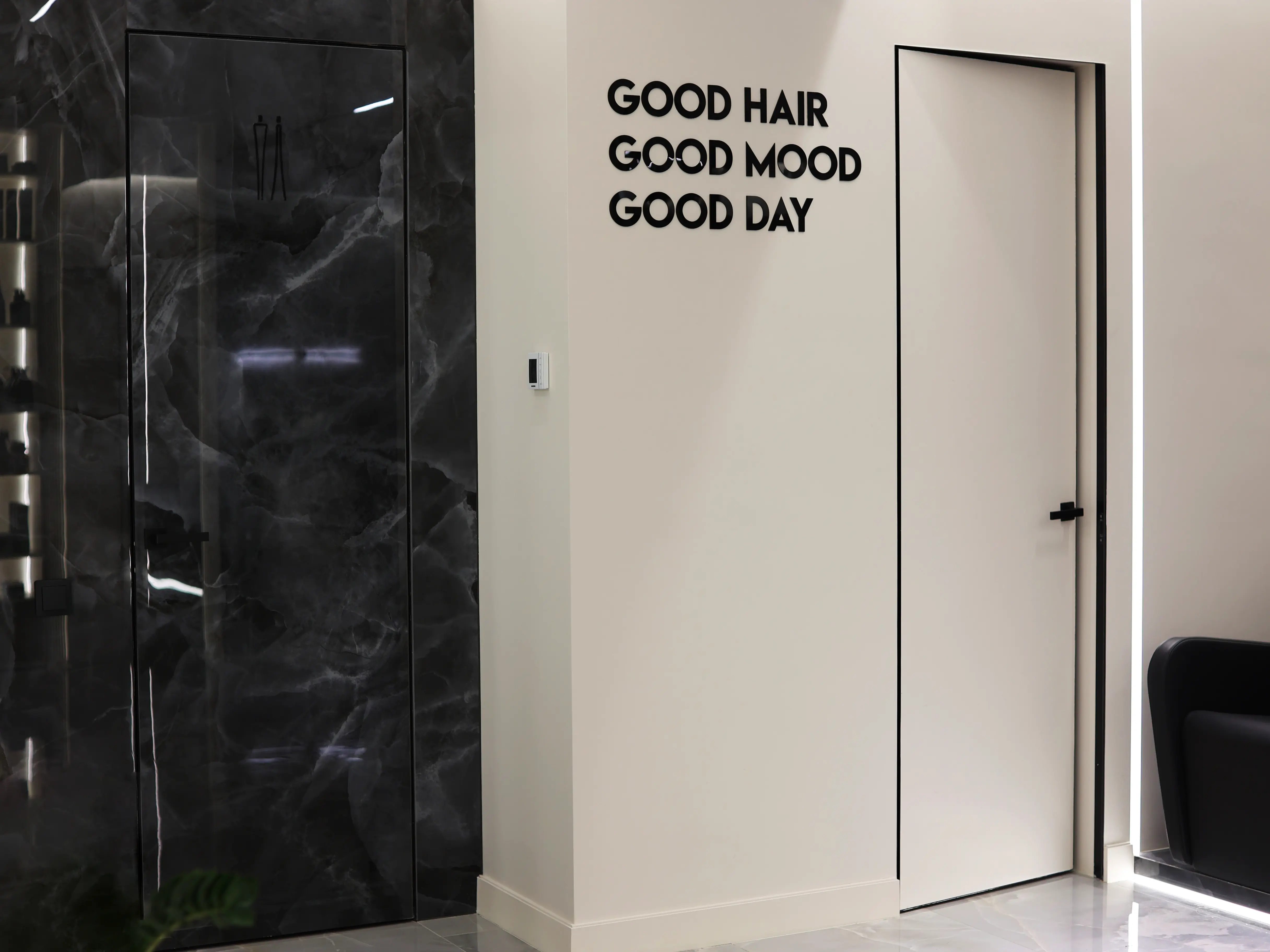 Завершенный проект – двери скрытого монтажа, облицованные керамогранитом